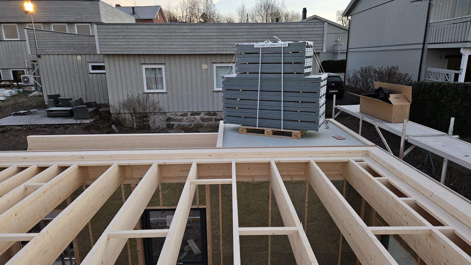 Bjelkelag klargjort for montering av svalehaleplater