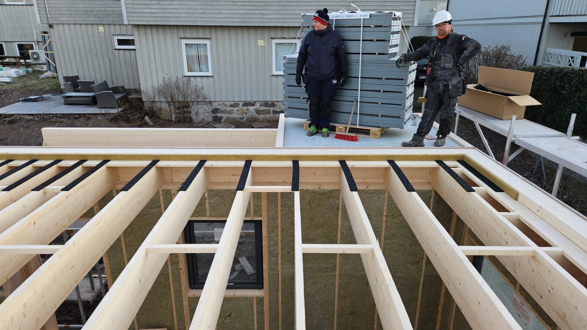 Lyddempende oppbygging og forberedelser på bjelkelag