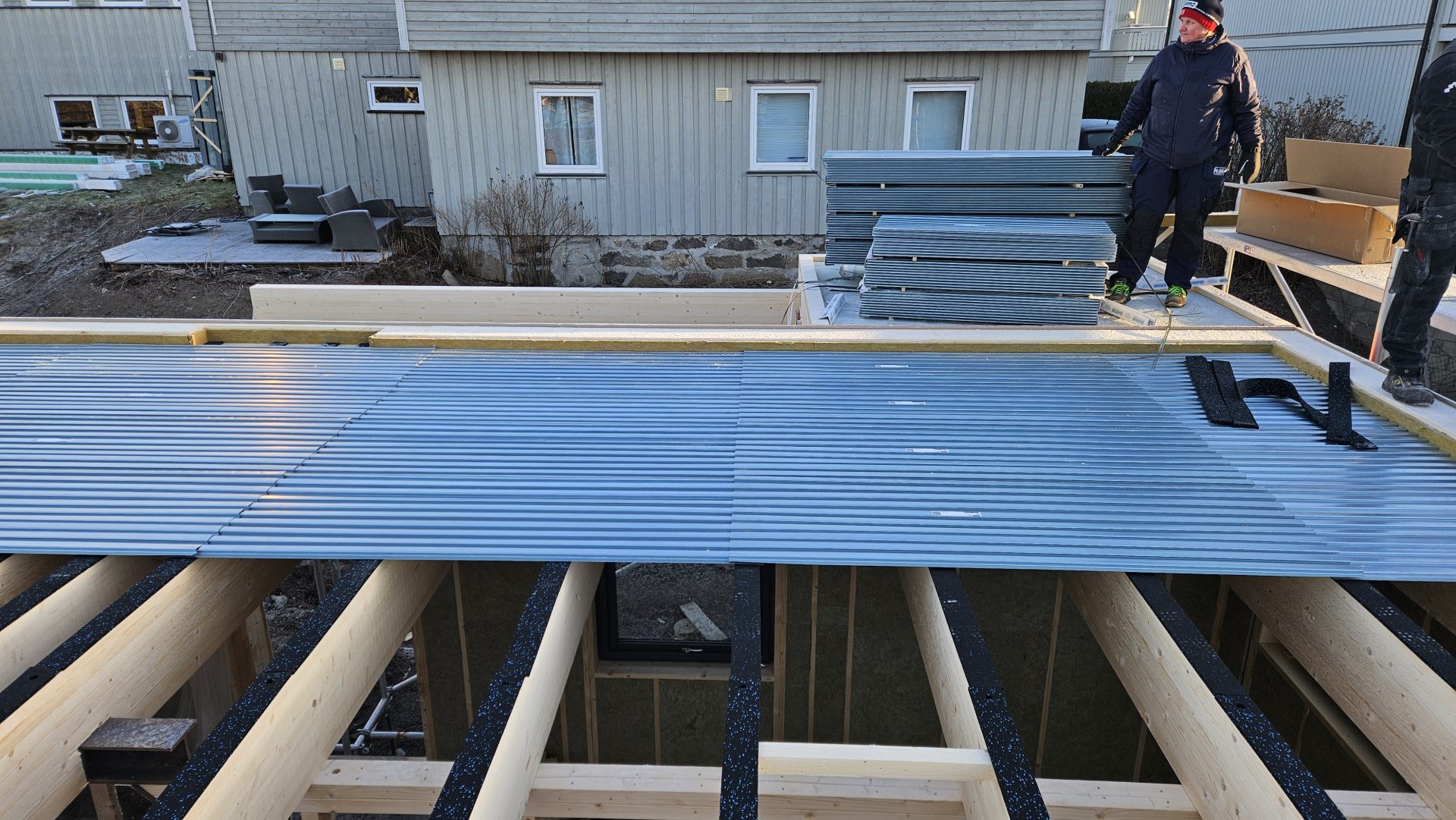 Svalehaleplater montert over bjelkelaget