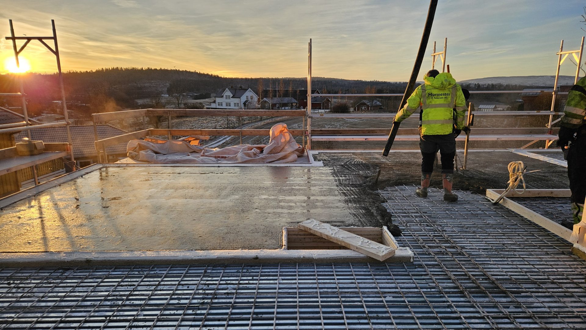 Støp av betongdekke over svalehaleplatene