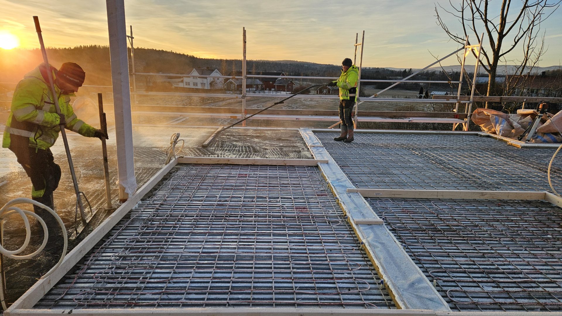 Støpearbeid på etasjeskiller i solnedgang