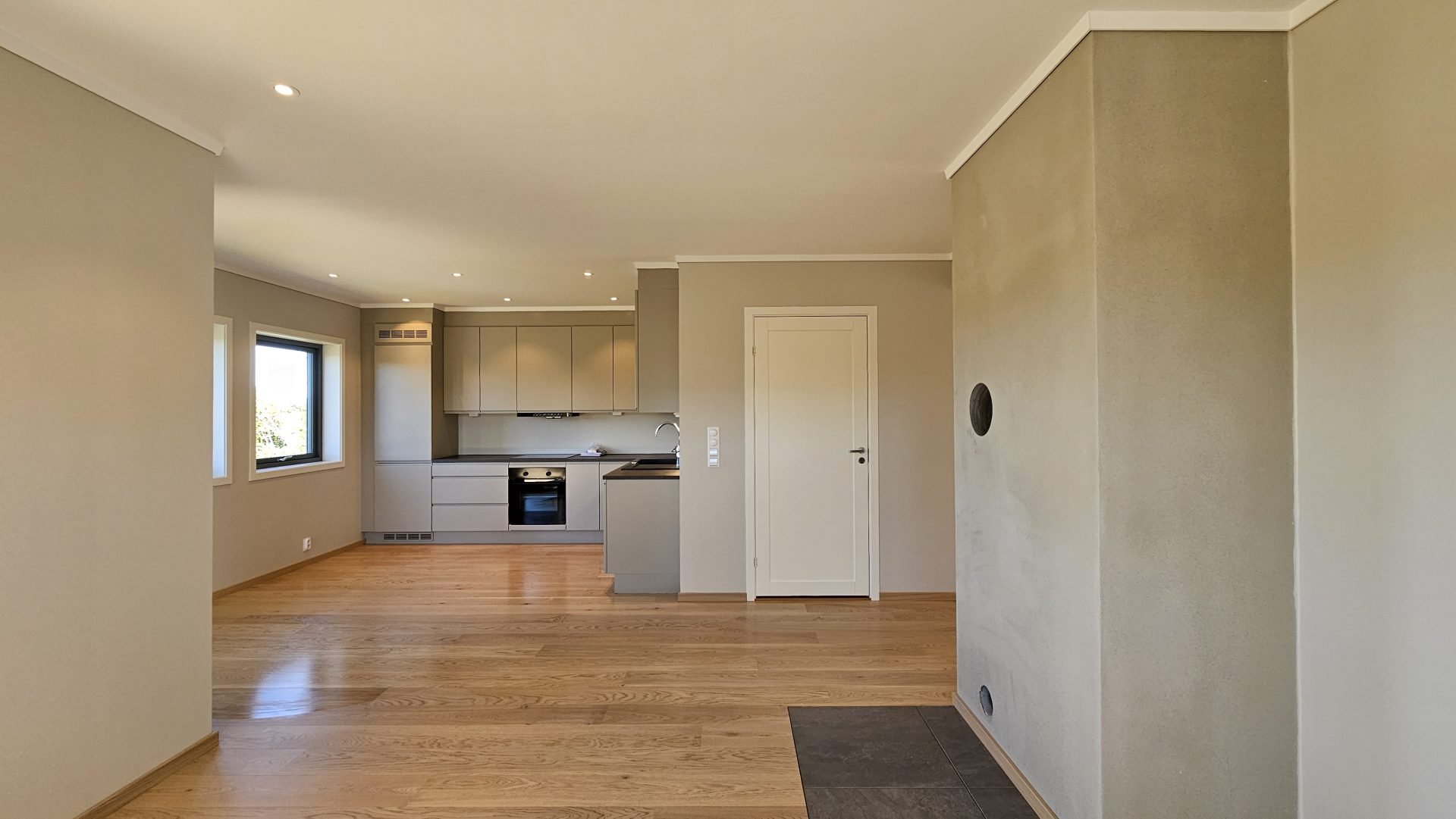 Ferdig fasade med utvendig trapp og repos