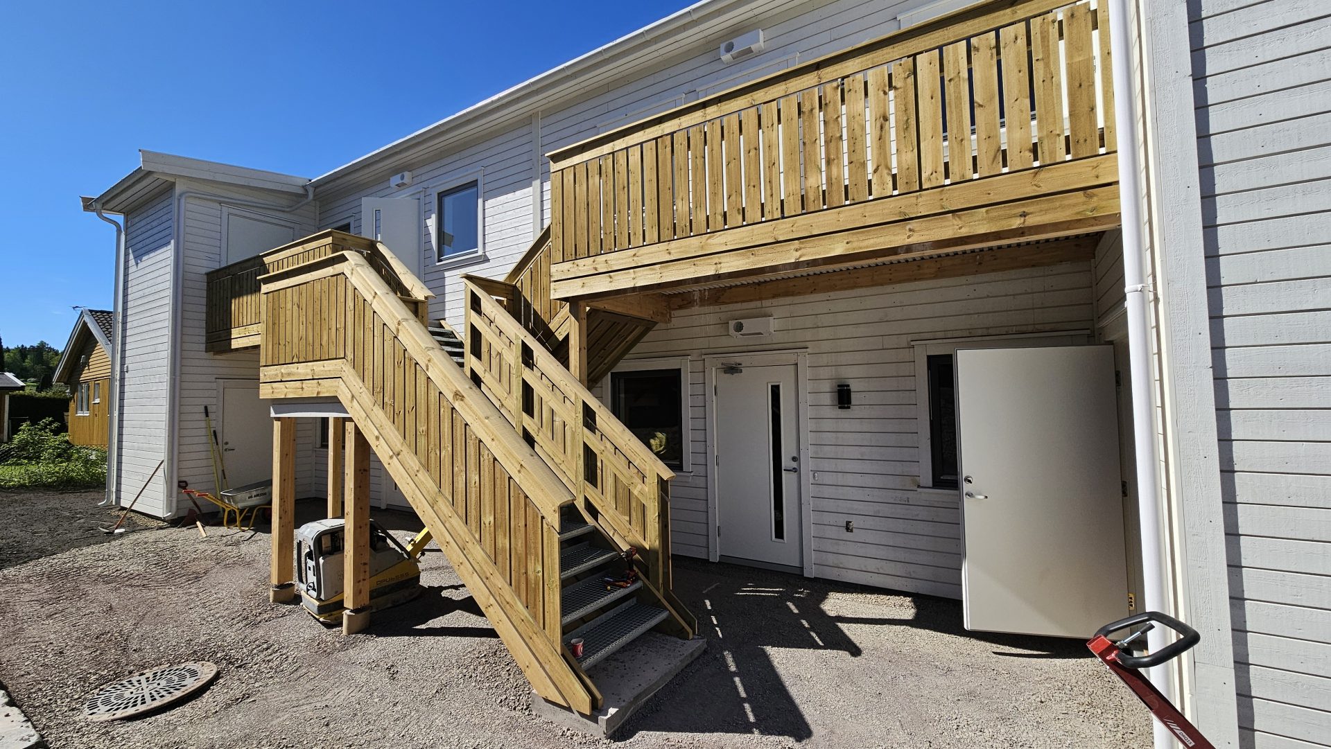 Undersiden av dekke med ferdig kledning