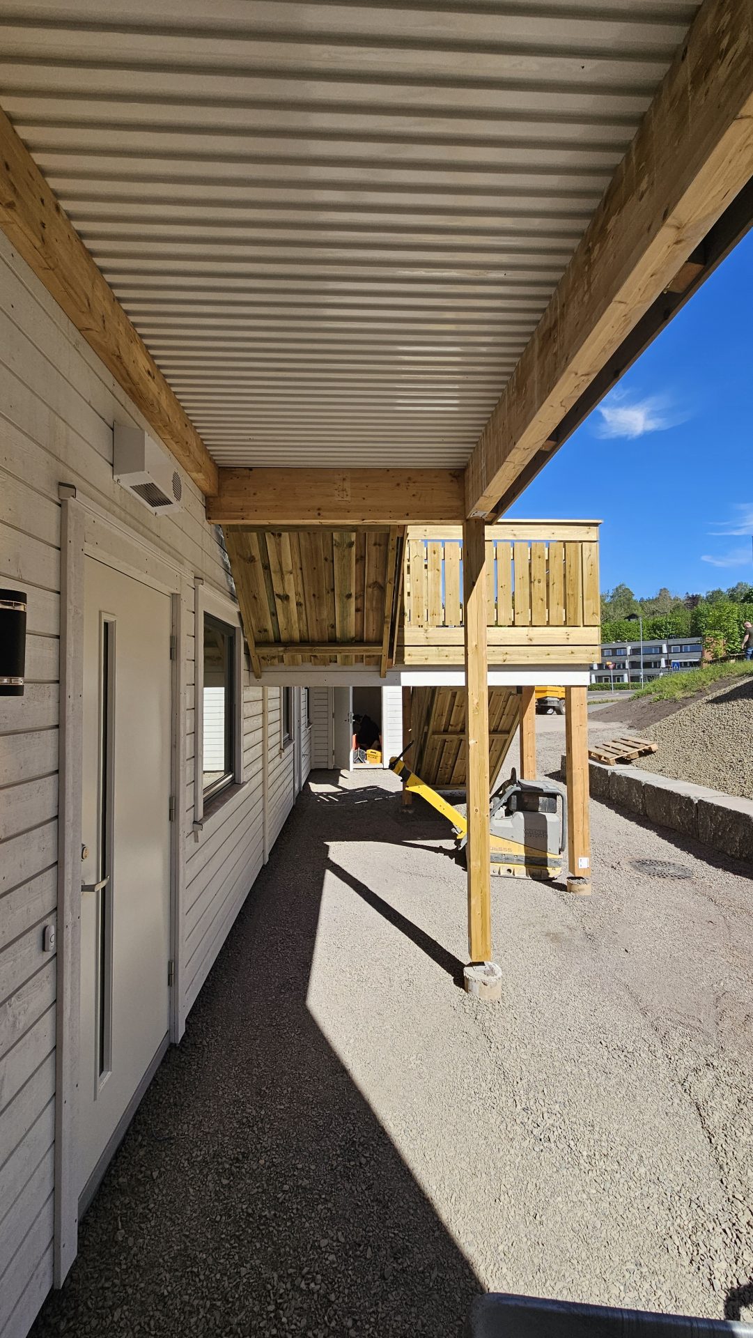 Ferdig bakfasade med trappeløsning